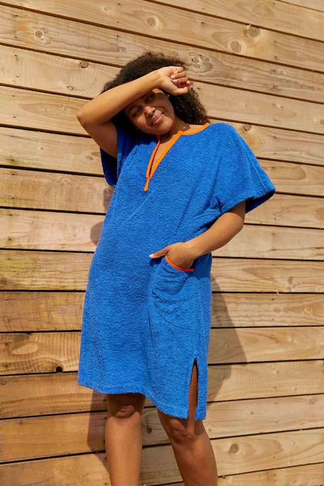 So English Brighton Blue Kiss short dress, lightweight and stylish, displayed in a casual beachwear setting.